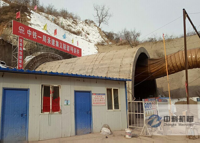 中鐵一局蒙華鐵路拱頂帶模注漿一體機(jī)施工現(xiàn)場