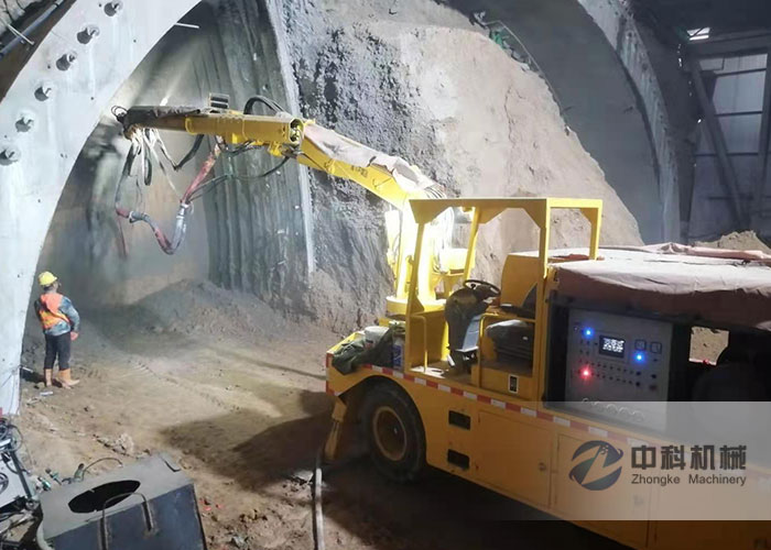 中交一公局工程混凝土濕噴臺車施工現(xiàn)場